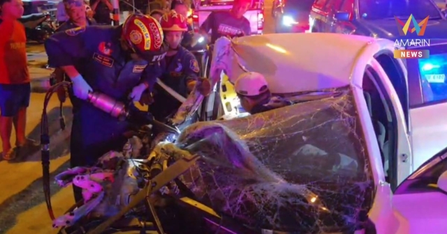 กู้ภัยฯ ตัดถ่างช่วยชีวิตสาวขับเก๋ง พุ่งชนอัดรถขนขนมปังสาหัส