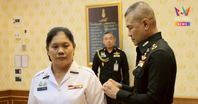 มทบ.21 ประดับเครื่องหมายยศให้กับแม่ของวีรชนทหารกล้า 