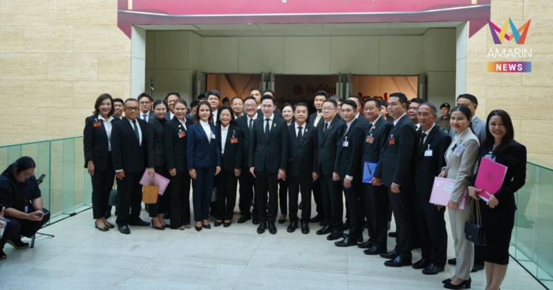 "ยศชนัน" นำทีม สส. เขต ขึ้นรถสบัส EV ตบเท้ารายงานตัวสภาฯ