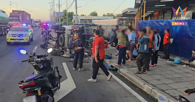 อุบัติเหตุ! กระบะรับส่งแรงงานต่างด้าวพลิกคว่ำ ชลบุรี บาดเจ็บ 15 ราย