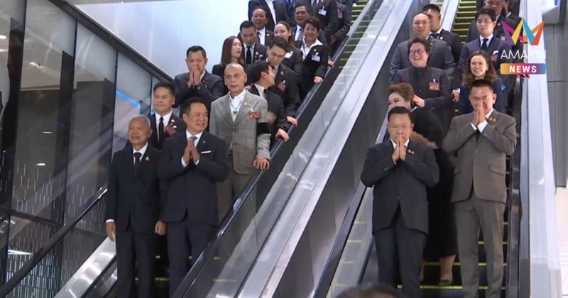 ยิ่งใหญ่ทั้งองคาพยพ! “อนุทิน” นำทัพ สส.ภท.รายงานตัวสภา