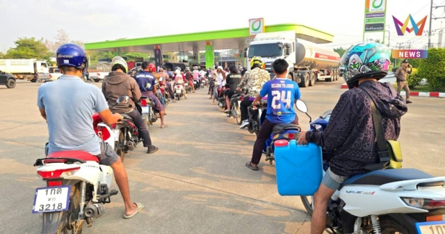 ชาวแม่สอด แห่ต่อแถวเติมน้ำมันจนล้นออกถนนยาวเกือบ 3 กม.