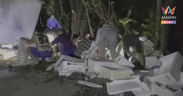 น้ำตาเจ้าของกุ้ง! รถเกิดอุบัติเหตุลงข้างทาง ชาวบ้านรุมขนกุ้งเกลี้ยง