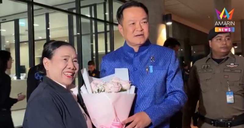 "เสื้อแดงศรีสะเกษ"ดักมอบดอกไม้ให้กำลังใจนายกฯบอกเป็นคนดีไม่เคยโกรธใคร