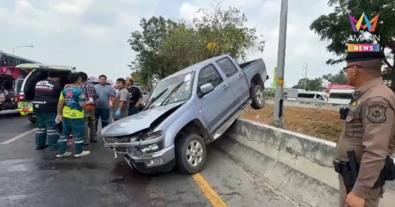 สลด! กระบะกลับจากเยี่ยมญาติ เสยเกาะกลาง แม่ยายกระเด็นดับ เจ็บ 7