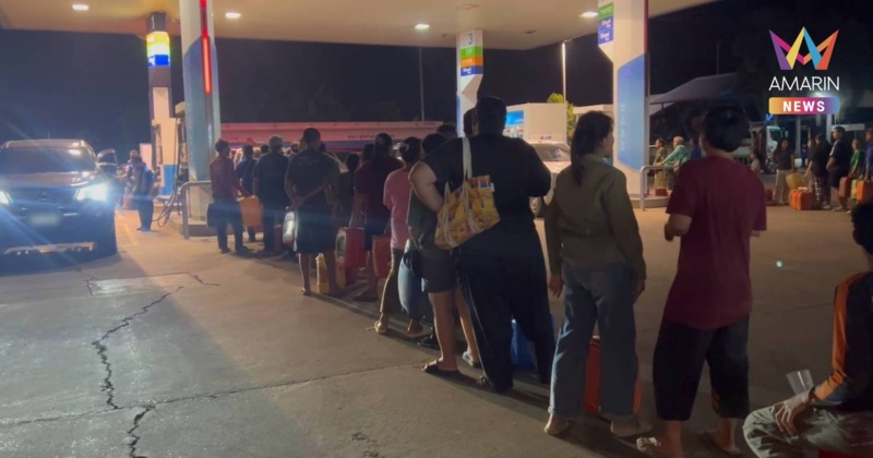 เติมจนกว่าจะหมด! ปั๊มนครพนมแทบแตก ผู้ใช้รถแห่จอดคิวยาวกว่า 3 กิโลเมตร