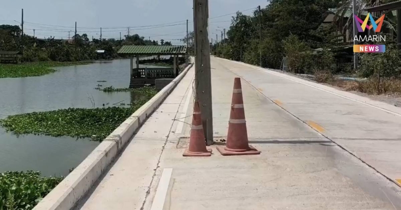 ชาวบ้านผวา เสาไฟฟ้าโผล่กลางถนน รถหักหลบวุ่น