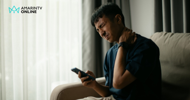 ก้มหน้าเล่นมือถือ นั่งดูซีรีส์ทั้งวัน เสี่ยงกระดูกคอเสื่อมก่อนวัย