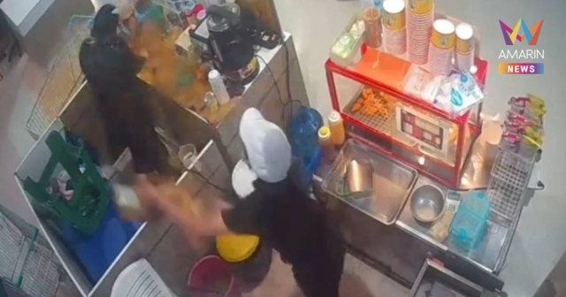 อุบัติเหตุทิพย์! นาทีสาดน้ำมัน ใส่เพื่อนร่วมงานกลางห้างที่กระบี่