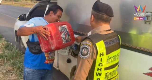 มิตรภาพรถติดยาว 10 กม.บางคันน้ำมันหมด ตร.ทางหลวง อาสาไปซื้อมาเติมให้