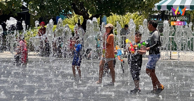 พ่อแม่ผู้ปกครองเริ่มทยอยพาเด็กๆ เล่นน้ำสงกรานต์ One Bangkok