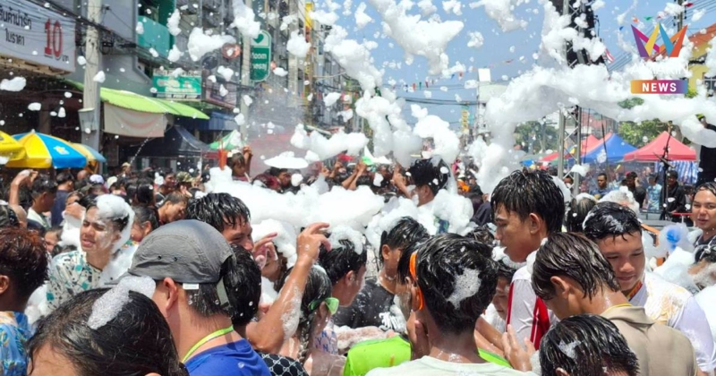 เปิดอุโมงค์น้ำพุ 650 ม.ยาวสุดในไทย คนแห่เล่นสงกรานต์ถนนข้าวยำคึกคัก