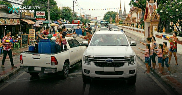 เทคนิคขับรถเล่นสงกรานต์ให้ปลอดภัย รับมือคนเล่นน้ำบนถนนอย่างถูกวิธี
