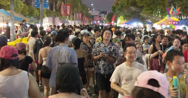 ประมวลภาพวันไหลบางแสนวันแรก! ปิดถนนเล่นน้ำสุดเหวี่ยง