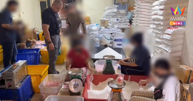 ทลายโรงงานนรก! กรอกใส่ซองเองกับมือ "ผงชูรส–ผงปรุงรสปลอม" ล็อตใหญ่