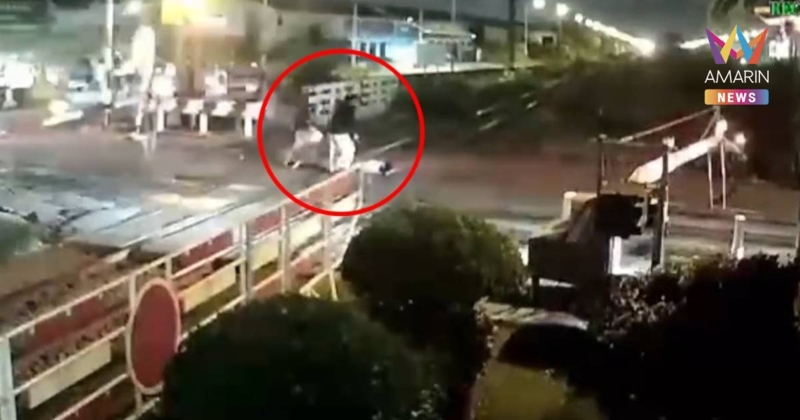 หวิดสยอง! นาทีหนุ่มซิ่ง จยย. ฝ่าไม้กั้นล้มคารางรถไฟ พลเมืองดีช่วยทัน