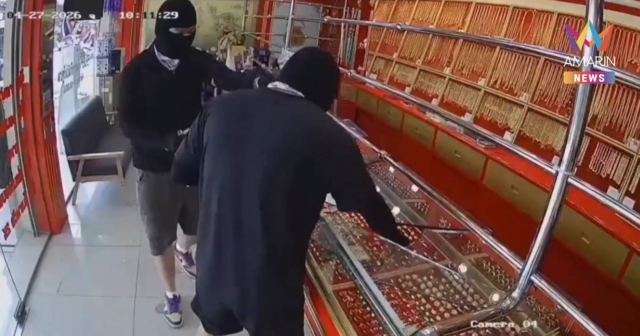 ด่วน! 2 ไอ้โม่งควงปืนปล้นทองย่านด่านเกวียน กวาดแหวนทอง 2-3 กำมือ