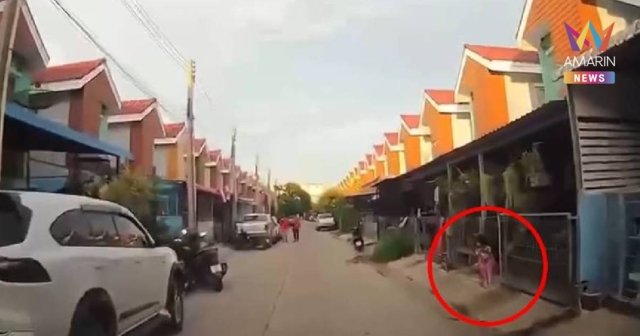 เปิดนาทีระทึกหนูน้อย 2 ขวบวิ่งพรวดออกถนน คนขับตาไวเบรกหัวทิ่ม