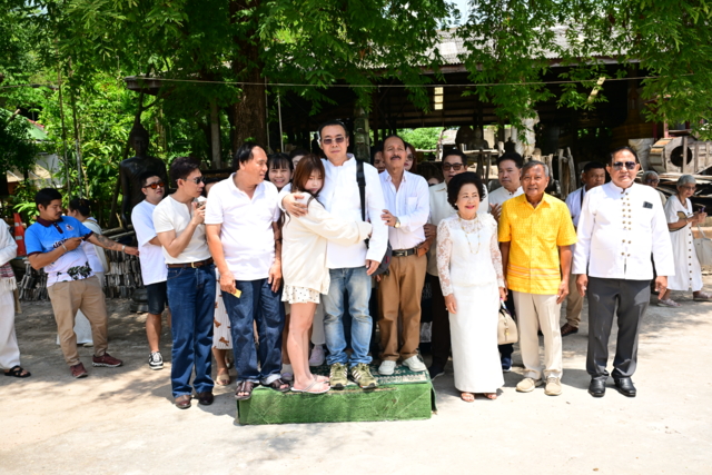 บริษัท สมุนไพรไทย หงส์ไทย จำกัด จัดพิธีเททองหล่อ “พระพุทธลีลาปางประทานพร” องค์ที่ 5 และ 6 พร้อมพิธีบวงสรวงเทพไท้เทวา และการแสดงสมโภชน์แบบล้านนาโบราณ
