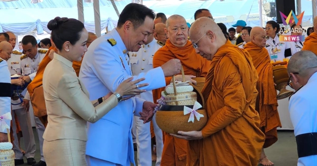 นายกฯ นำทำบุญตักบาตร พระสงฆ์ 149 รูป ถวายพระราชกุศล