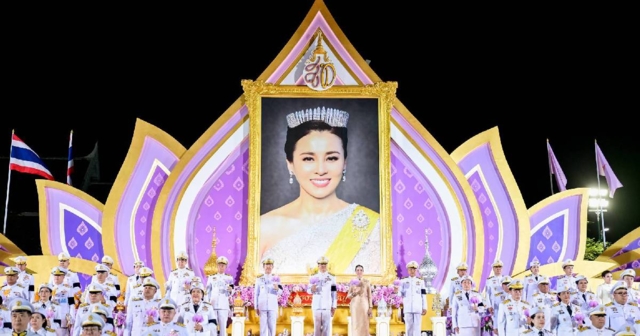 นายกฯ-ภริยา นำจุดเทียนถวายพระพรชัยมงคลสมเด็จพระนางเจ้าฯพระบรมราชินี