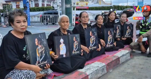 ปวงชนหลั่งน้ำตา จับจองพื้นที่ เฝ้ารับเสด็จขบวนพระศพ พระองค์ภา พรุ่งนี้