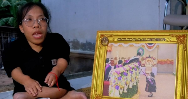 บัณฑิตจิ๋ว เศร้าเล่านาทีพระหัตถ์แห่งรัก