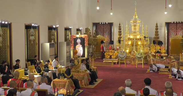 โปรดเกล้าฯ สถาปนาพระเกียรติยศ 