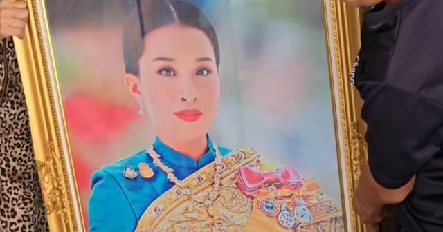 น้อมแสดงความอาลัย พสกนิกรโคราชแห่สั่งจองพระบรมฉายาลักษณ์ “พระองค์ภา”