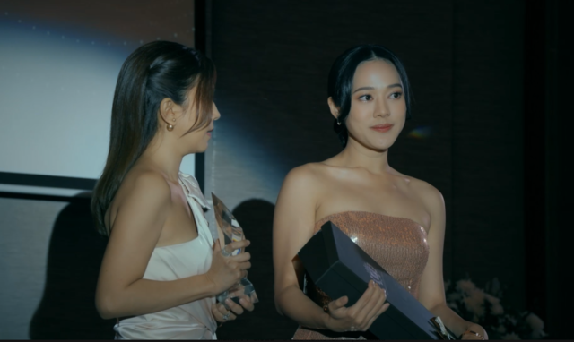 อึ้งทั้งงาน “ทับทิม” เปิดศึกกลางเวทีรางวัล แจกดอกไม้(สีทอง) ให้ “ยุ้ย”