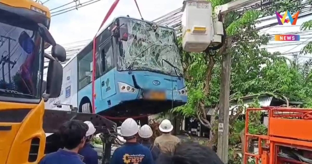 เปิดสาเหตุ! รถเมล์ พุ่งขึ้นฟุตปาธ ชนต้นไม้หัก บาดเจ็บ 10 ราย