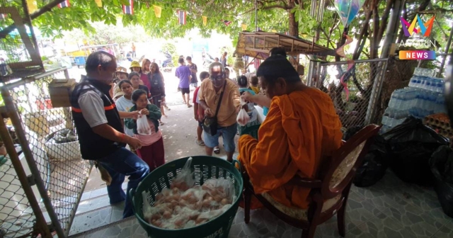 ชาวบ้านแห่ต่อคิว! พระครูป้อมผุดไอเดีย 