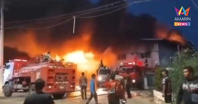 ด่วน! ไฟไหม้โรงงานที่นอน ควันดำพุ่ง-โกดังทรุด คนงานวิ่งหนีตายระทึก