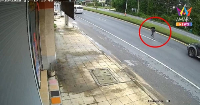 นาทีชีวิต! ด.ญ. 9 ขวบ วิ่งตัดหน้ากระบะ โดนชนปลิวเจ็บ หามส่งรพ.