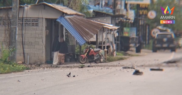 คนร้ายชุดขาวนุ่งโสร่ง วางระเบิด 15 กก. ดักบึ้มตำรวจ เจ็บ 4 นาย