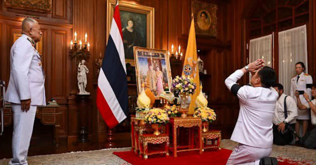 ปลื้มปีติ! ในหลวง-พระราชินี โปรดเกล้าฯ พระราชทานแจกันดอกไม้