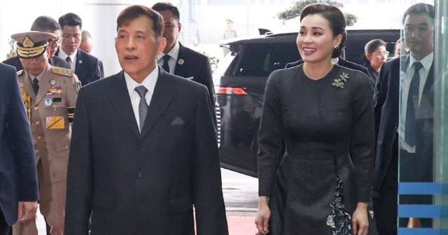 ในหลวง-พระราชินี เสด็จฯ ถึงเวียดนาม ฉลองความสัมพันธ์ทางการทูตครบ ๕๐ ปี