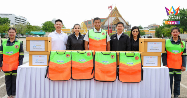 ซีพี แอ็กซ์ตร้า เดินหน้าโครงการ “พลาสติก คืนค่า” ส่งมอบเสื้อกั๊กสะท้อนแสงจากขวดพลาสติกรีไซเคิลให้ ”พี่กวาด” สังกัด กทม.