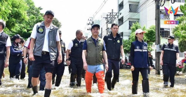 “สุริยะ” ลุยน้ำท่วมออเงิน ขน 2,100 ถุงยังชีพช่วยชาวบ้าน