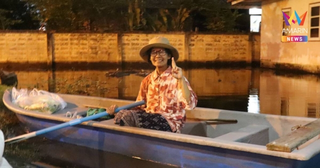 น้ำท่วมลาดกระบังยังสูง! คุณยายพายเรือส่งหลานไปทำงาน ยุงก็เยอะ