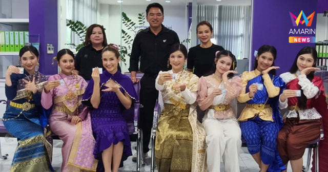 ฟีเวอร์! สาวน้อย-สาวใหญ่ตบเท้าสวมชุดไทยถ่ายบัตรประชาชน