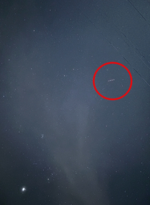 สาวถ่ายภาพท้องฟ้ากลางคืน แต่เห็นภาพคล้าย UFO