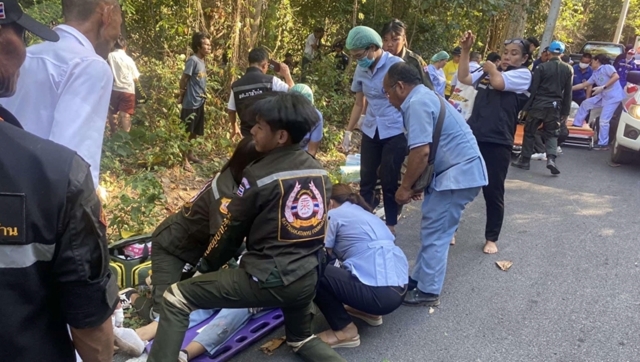 รถรางสายบุญพลัดตกไหล่ทางบนเขา งานบุญมหาสังฆทานอุทิศ วัดพระธาตุภูเพ็ก 