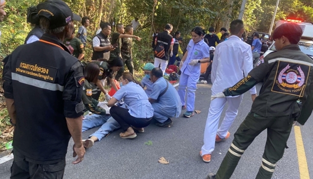 รถรางสายบุญพลัดตกไหล่ทางบนเขา งานบุญมหาสังฆทานอุทิศ วัดพระธาตุภูเพ็ก 