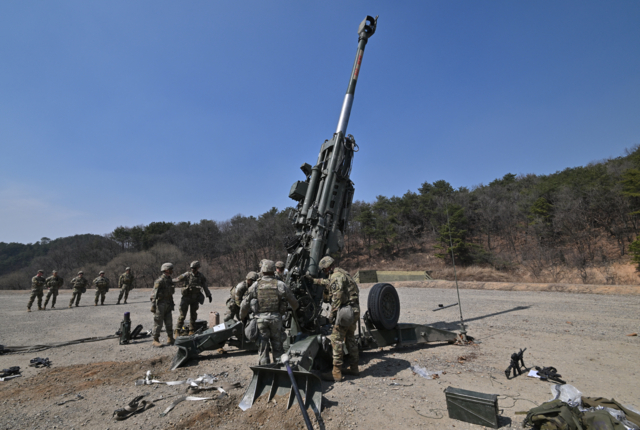 M777 ของสหราชอาณาจักร ภาพจาก AFP