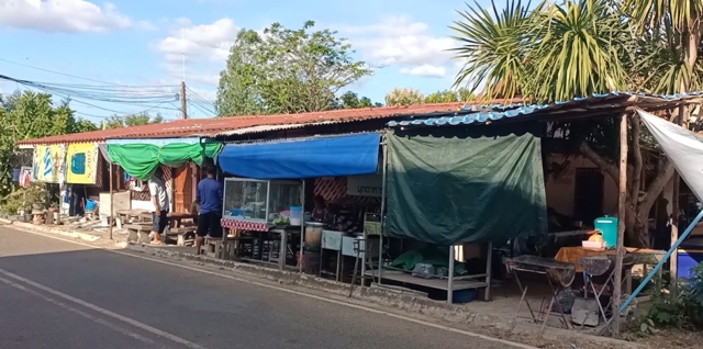 แก๊งเงินกู้บุกพังร้านอาหารตามสั่งยายวัย 70 ปี