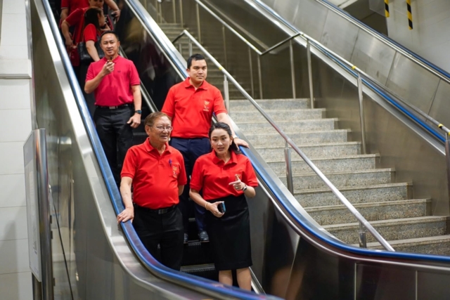 นายกฯ ขึ้นรถไฟฟ้าฟรีร่วมงานตรุษจีนเยาวราช 