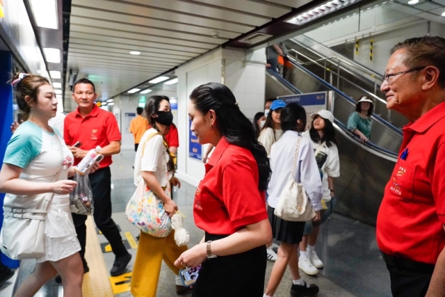 นายกฯ ขึ้นรถไฟฟ้าฟรีร่วมงานตรุษจีนเยาวราช 