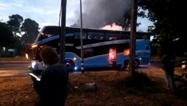 ระทึก!ไฟไหม้รถทัวร์โดยสาร กรุงเทพฯ-พนมไพร หวิดย่างสดยกคัน