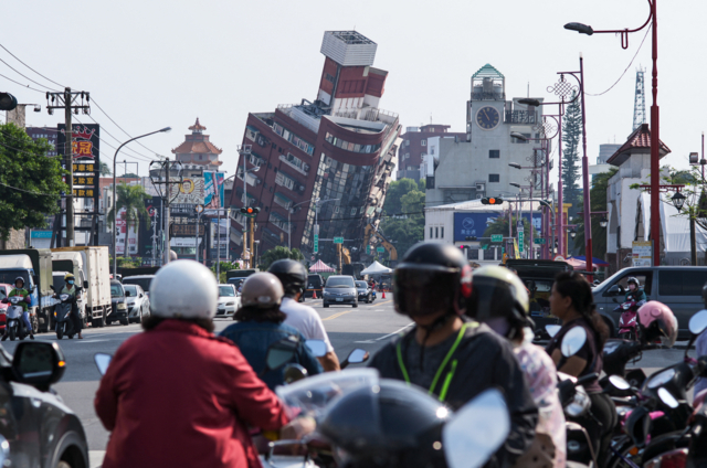 แผ่นดินไหวในไต้หวัน ทำให้อาคารถล่ม